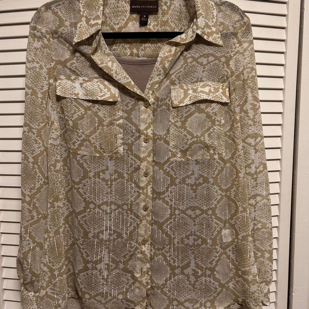 Dana Buchman tan snakeskin print button up shirt Size M